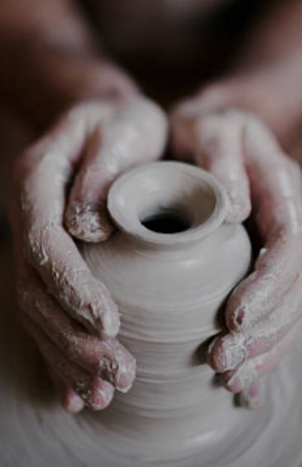 Pottenbakken in het vrij atelier